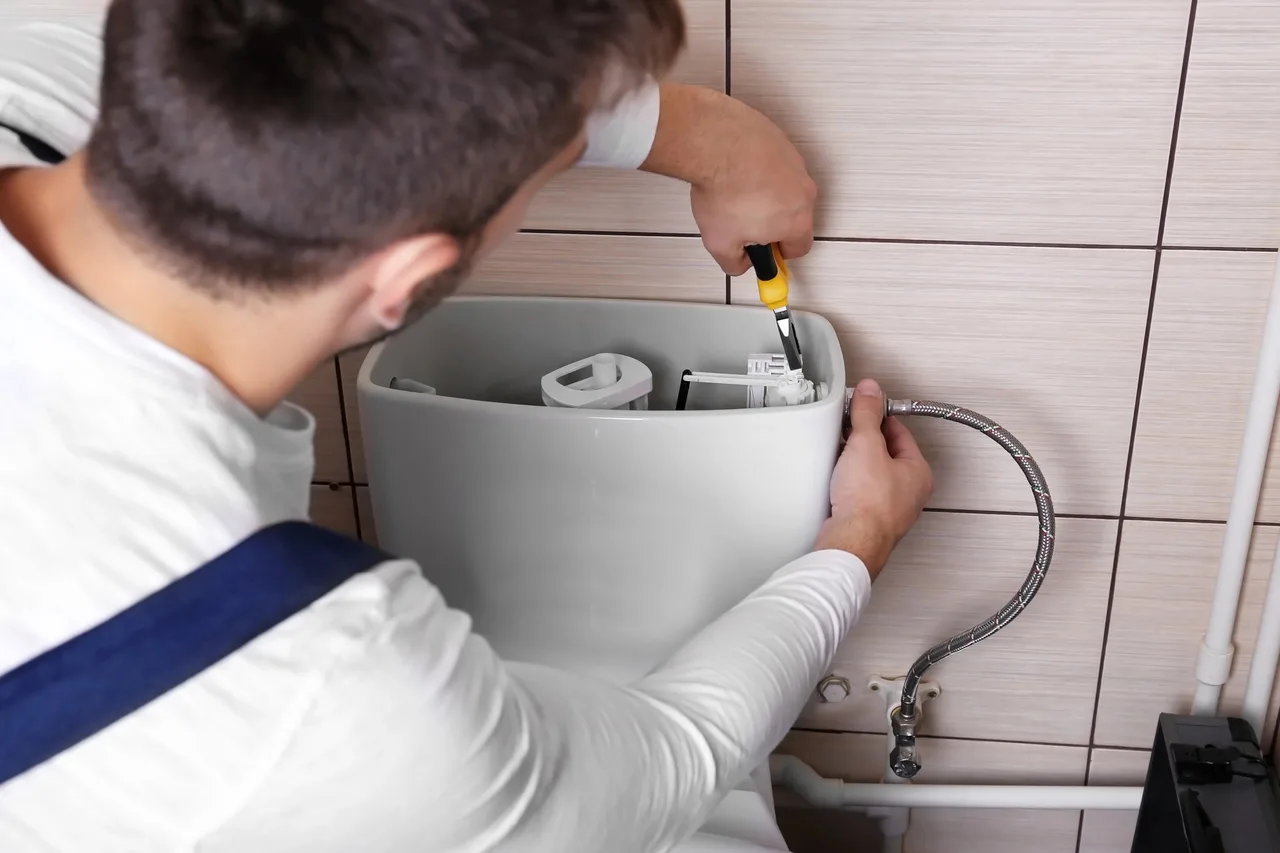 Réparation d'une fuite sous un lavabo de salle de bains à Versailles
